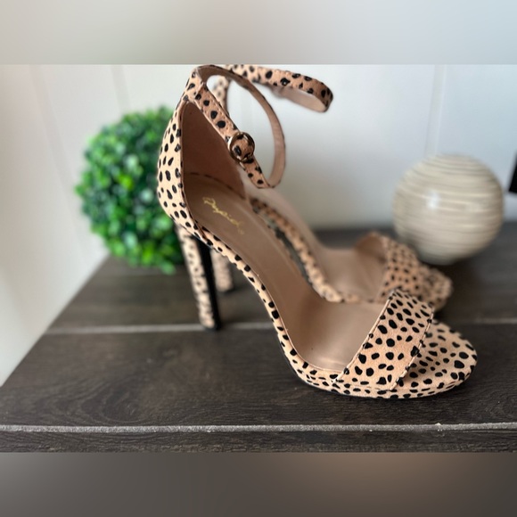 Qupid Faux Suede Cheetah Print Ankle Strap Heels Size 8 - Picture 7 of 13